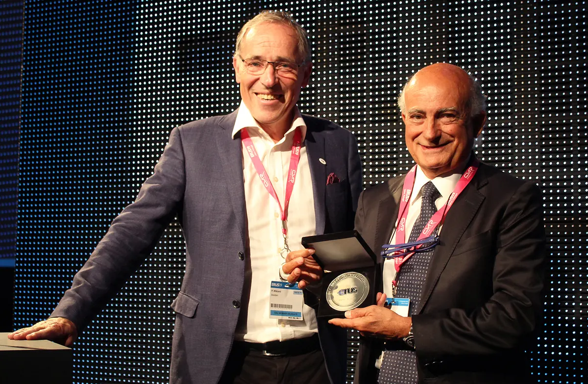 Prof. Wiklund presents the John Wickham medal to Prof. Artibani at ERUS19